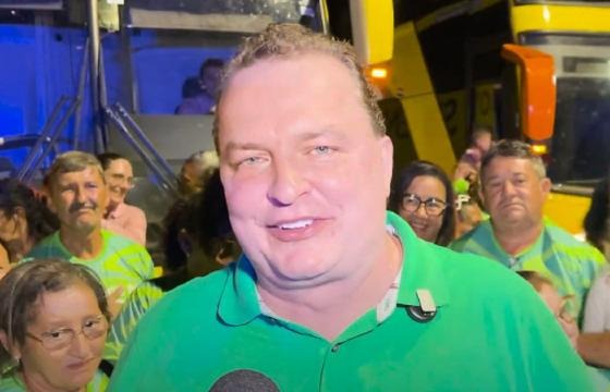 Max Russi viabiliza viagem de 72 idosos para o litoral baiano