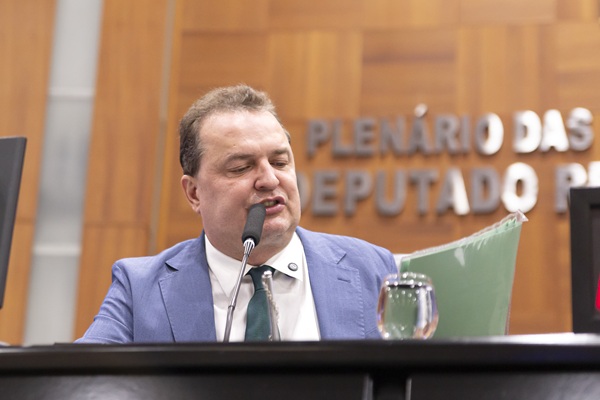 Max Russi promulga lei que flexibiliza uso de agrotóxicos