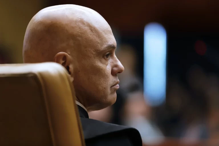 Moraes decreta prisão domiciliar de Bolsonaro