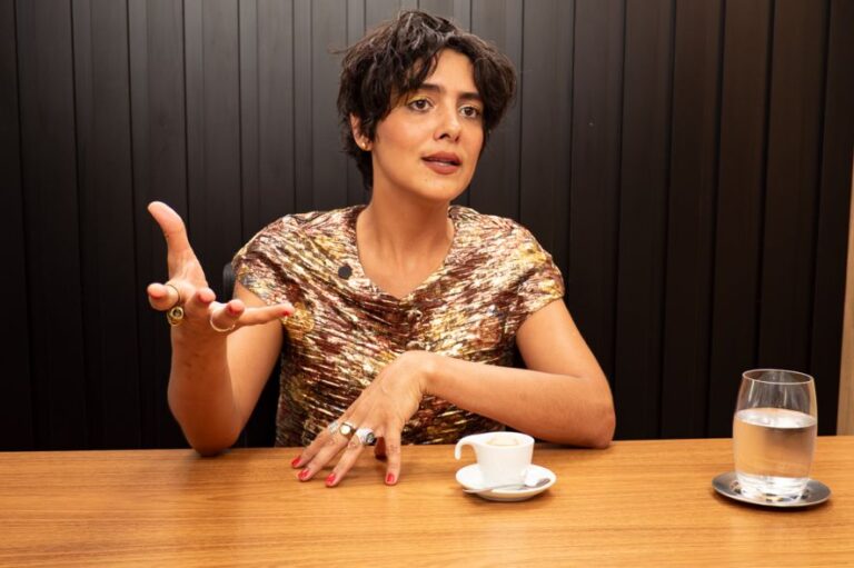 Multiartista cuiabana resiste para viver da música em Portugal