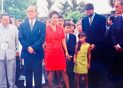 O tempo passou, as gerações mudaram, e aquela menina cresceu. Seu nome? JANAINA RIVA!