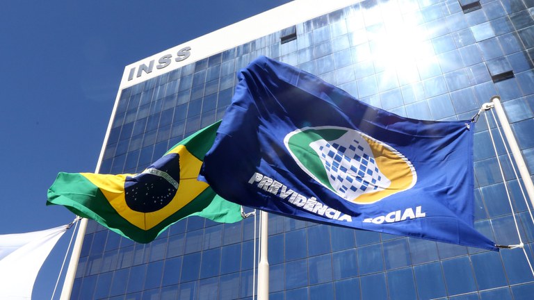 Presidente Lula sanciona lei que proíbe descontos associativos pelo INSS