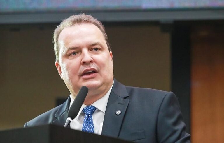 Max paga RGA e reajusta salário de servidores; veja os valores