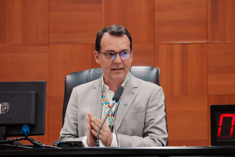 Deputado cobra e secretário promete contratar mais de 600 professores para alunos com deficiência nesta semana