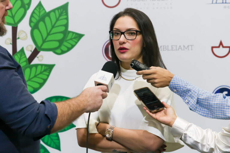 Janaina Riva anuncia apoio a Flávio Bolsonaro e sinaliza para o sogro WF