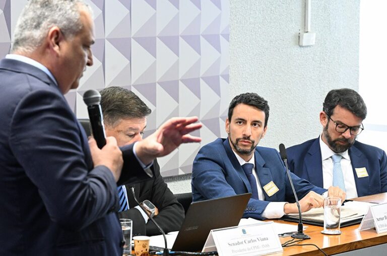 Para relator da CPMI, diretor do C6 deve ser investigado por possíveis fraudes  Fonte: Agência Senado