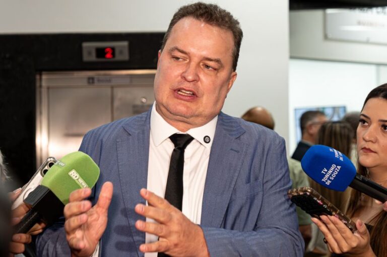 Justiça acolhe pedido de Max Russi e suspende despejo de mais de 650 famílias em Cuiabá