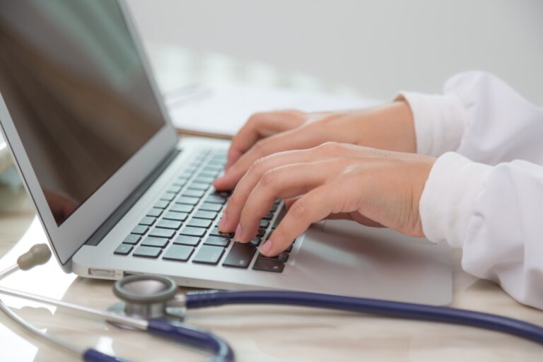 Receita médica online é segura? Entenda como funciona a validação e o que garante proteção contra fraudes