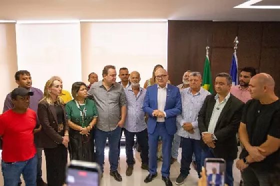 Max Russi comemora acordo para regularizar bairros e evitar remoção de 1,8 mil famílias