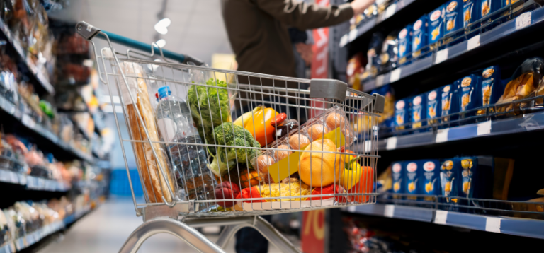 Cesta básica inicia julho com preço inferior a R$ 900 após forte queda