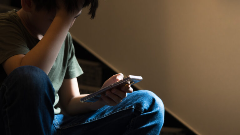 Cyberbullying: como identificar os sinais e qual o papel da família e da escola na prevenção
